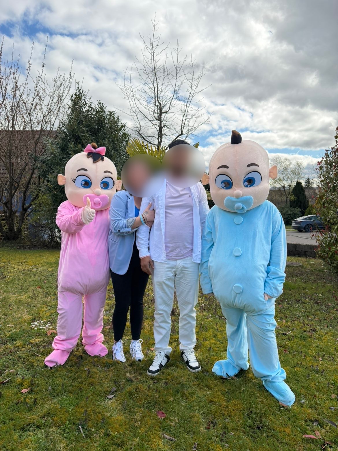 Mascottes bébé avec les invités